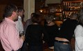 09 Die Bar ist schoen gefuellt und hoert genau zu